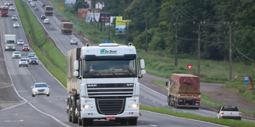 A  partir deste mês de março há o início de grande movimentação do transporte de grãos da região até os portos paranaenses