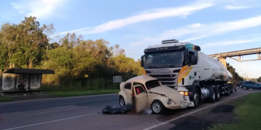 O motorista morreu ainda no local, enquanto o passageiro teve de ser levado ao Hospital do Trabalhador