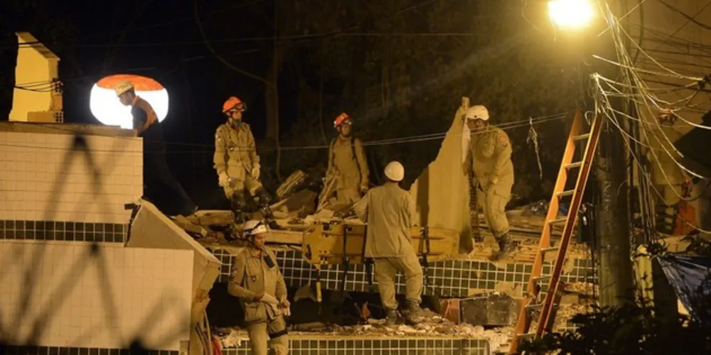 Mais de 100 bombeiros e agentes da defesa civil trabalham no resgate
