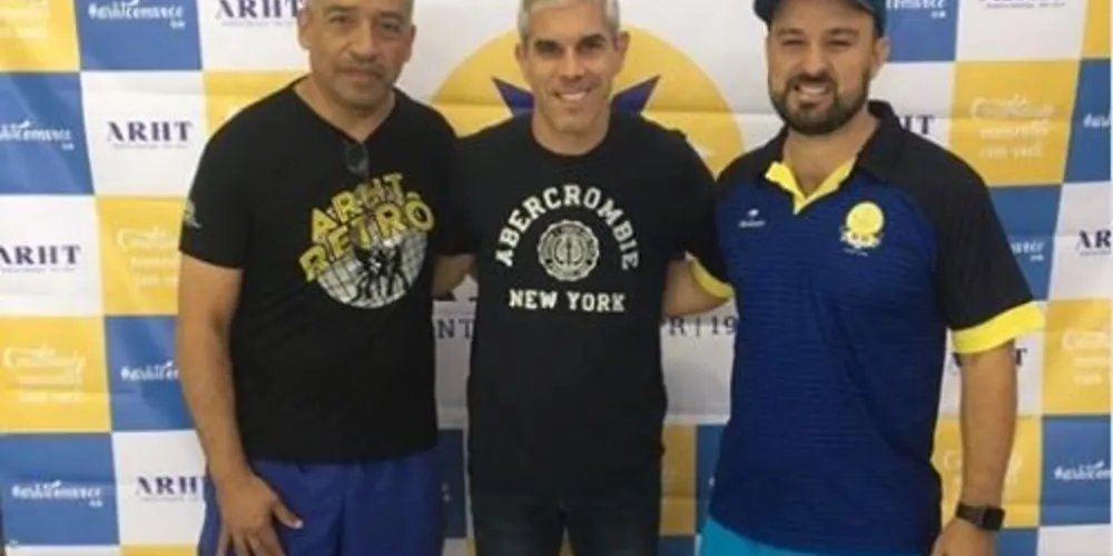 Ricardinho esteve no clube prestigiando a etapa do paranaense de futsal para menores onde o filho dele joga