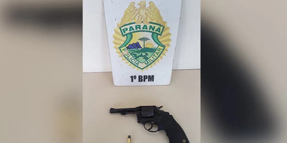 Policial efetuou disparo com bala de borracha para conter o suspeito, que deixou cair no chão um revólver calibre 38