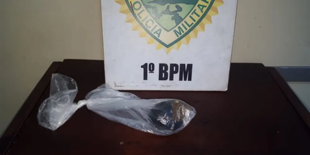 Com a mulher foram localizadas 49 gramas de maconha