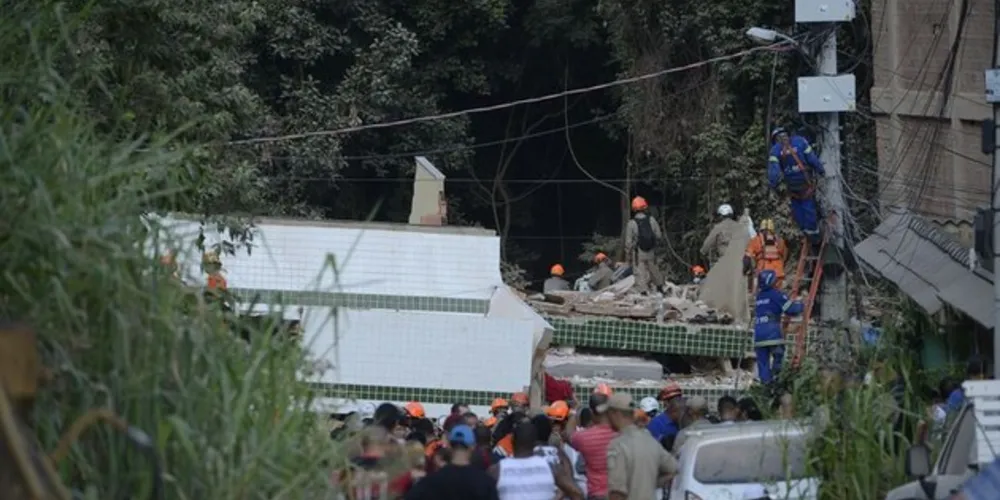 Bombeiros já encontraram nove mortos no desabamento de dois prédios na comunidade da Muzema, na zona oeste do Rio de Janeiro