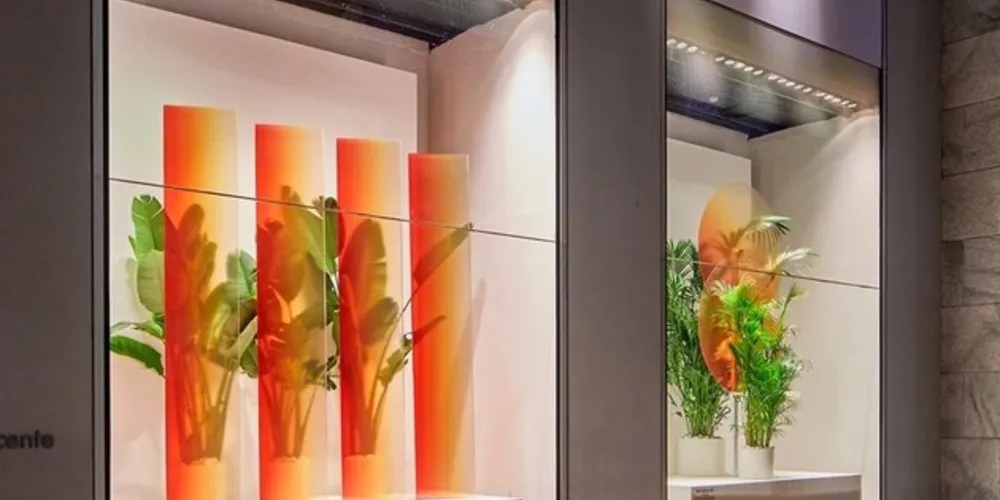 As vitrines da loja Rinascente,  criadas pela designer holandesa Sabine Marcelis.  As peças em plaxiglass fazem o efeito de movimento com as plantas. É o "Ballet das Plantas