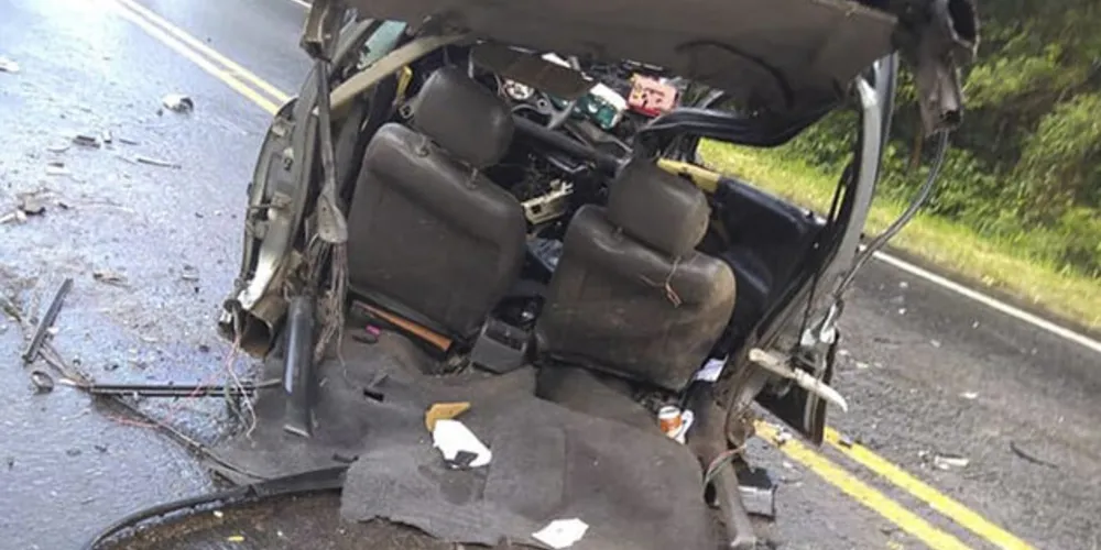 Com a força do impacto, carro partiu ao meio e motorista morreu na hora