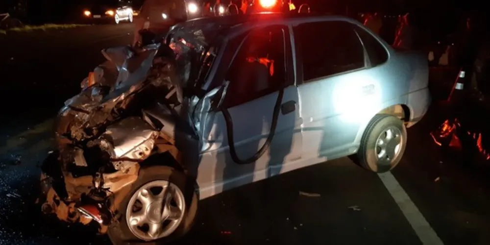 Motorista do Corsa morreu ainda no local do acidente, segundo a PRF