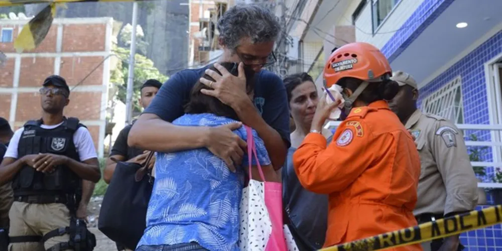 Bombeiros encontram mais um corpo; número de mortos sobe para 10 