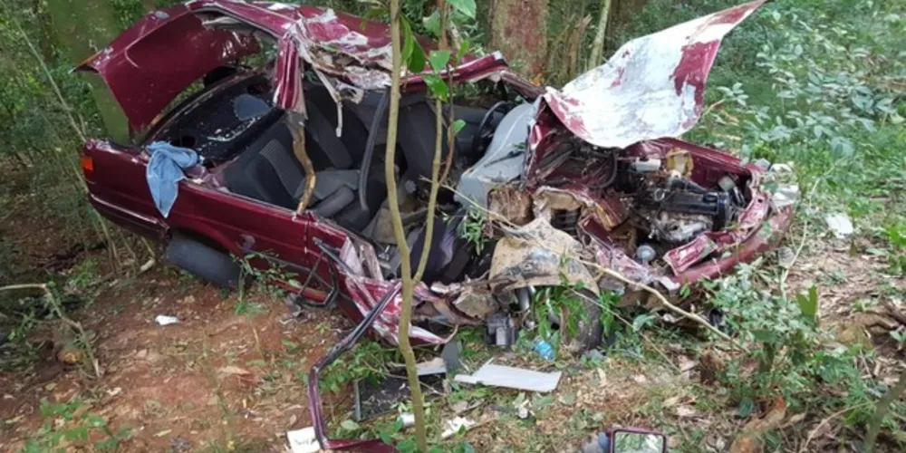 Grave acidente aconteceu na madrugada de domingo, no Jardim Ibirapuera. Duas pessoas ficaram feridas.