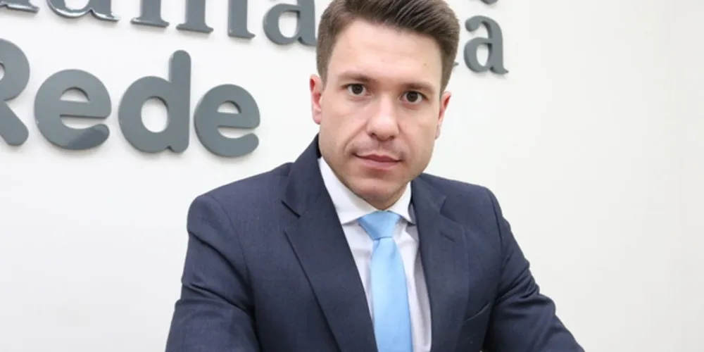 NIVER- Marcus Freitas recebeu as felicitações pela troca de idade
na última segunda feira (16). Marcus atualemente exerce o cargo de
diretor jurídico da Administração dos Portos de Paranaguá e
Antonina (APPA), vale registrar que Marcus atuou em nossa cidade
como Procurador Geral do Município, deixando suas marcas
fazendo um excelente trabalho. Da coluna RC os votos de sucesso
e alegrias.