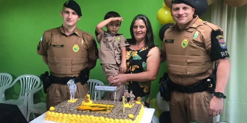 O convite, devidamente personalizado, foi entregue pela família do aniversariante na sede do Destacamento PM