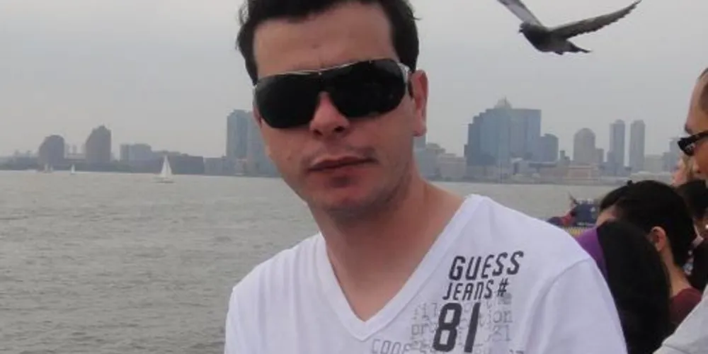 Eduardo Gonçalves foi assassinado no interior do seu veículo, que estava estacionado na Rua Quatiguá