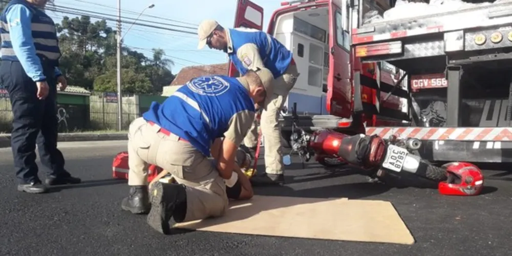 O caminhão estava estacionado para descarregamento de materiais, quando a colisão aconteceu