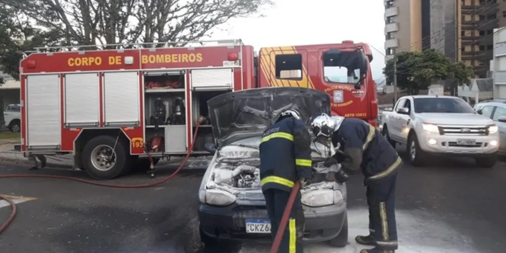 Motoristas tentaram apagar incêndio com extintores, mas bombeiros tiveram que ser acionados