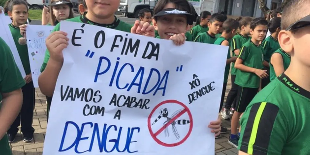 Imagem ilustrativa da imagem Alunos abordam pedestres e comércio contra a dengue