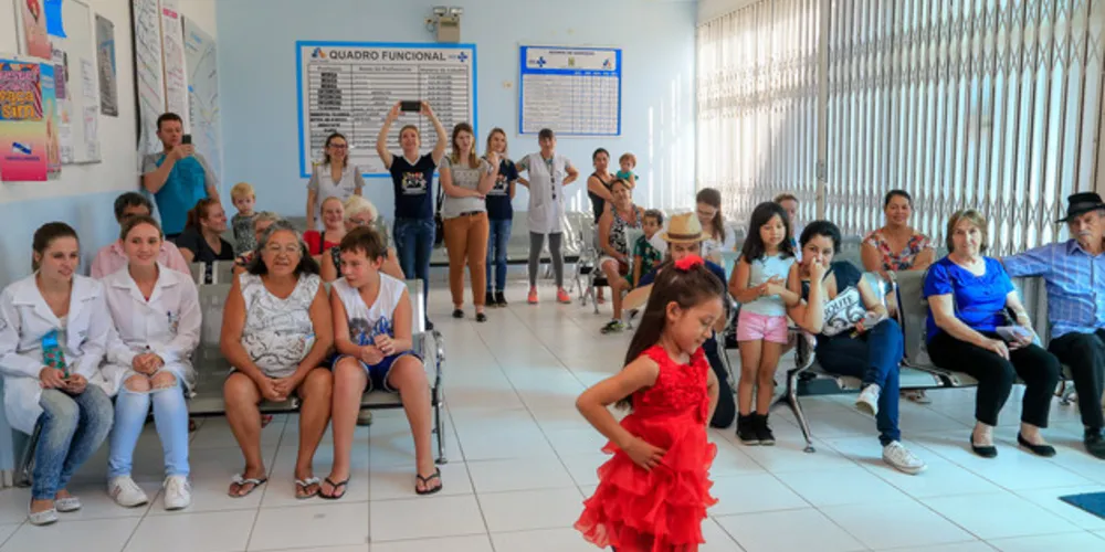 Projeto desenvolve a performance dos estudantes e leva música e poesia para o público