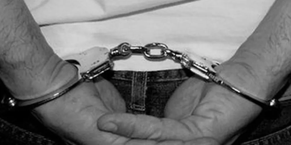Homem conseguiu pular de quase dois metros de altura mesmo estando algemado