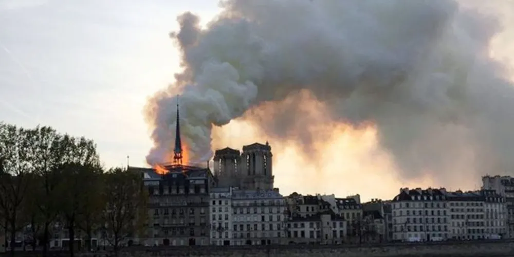 Imagem ilustrativa da imagem Bilionários prometem doações para catedral de Notre Dame