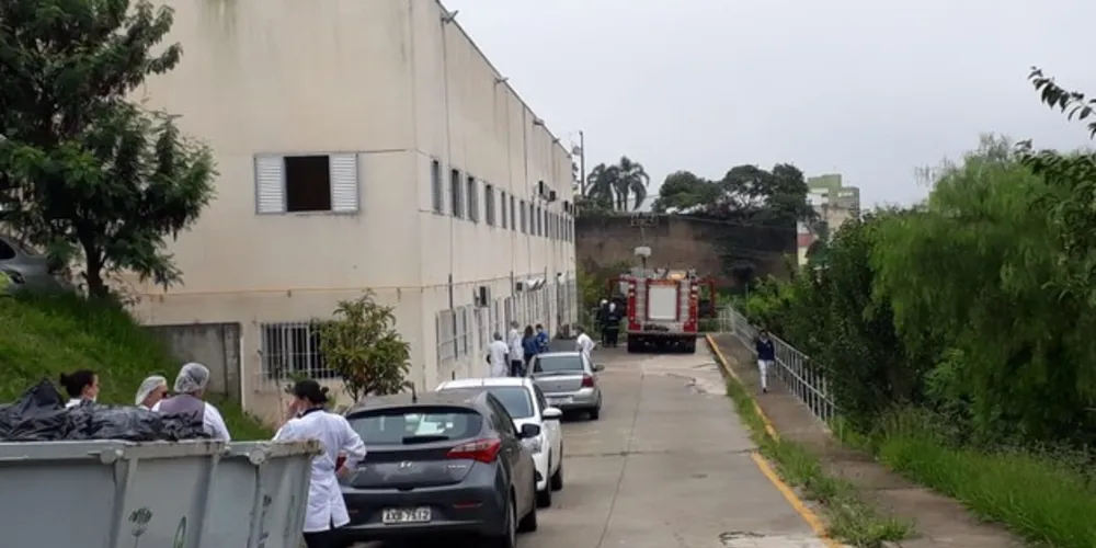 Apesar do susto, ninguém ficou ferido e estrutura do prédio não foi danificada