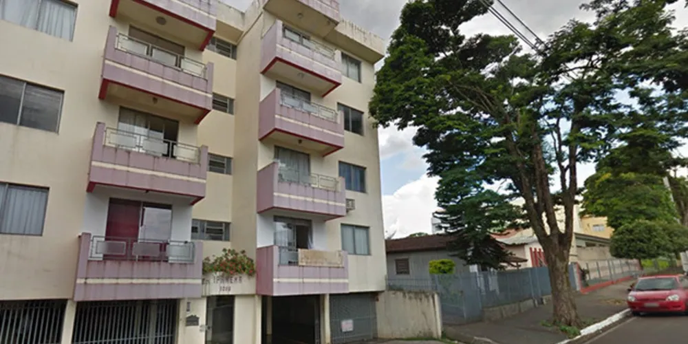 Em um minuto de distração dos pais, menina foi até a janela e sofreu a queda