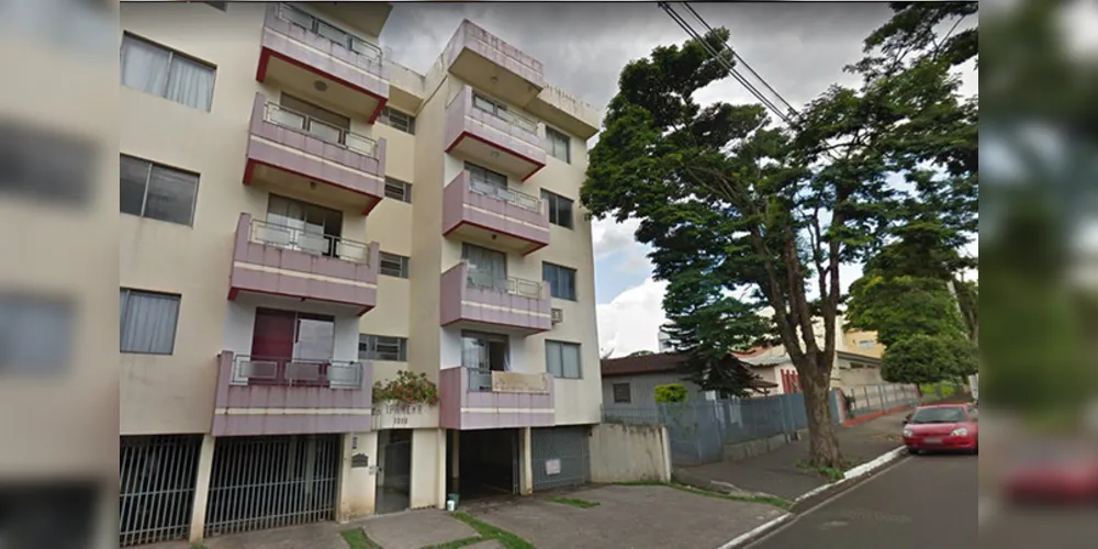 Em um minuto de distração dos pais, menina foi até a janela e sofreu a queda