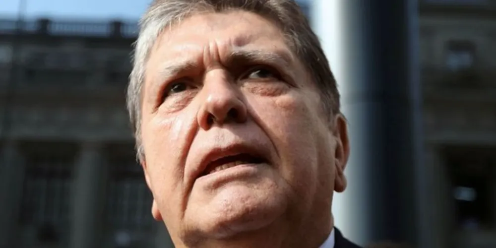 De acordo com informações médicas, o ex-presidente, 69 anos, teve três paradas cardíacas e foi reanimado