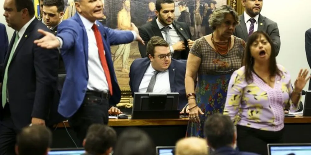 Sessão foi tumultuada e votação do parecer ficou para a próxima semana
