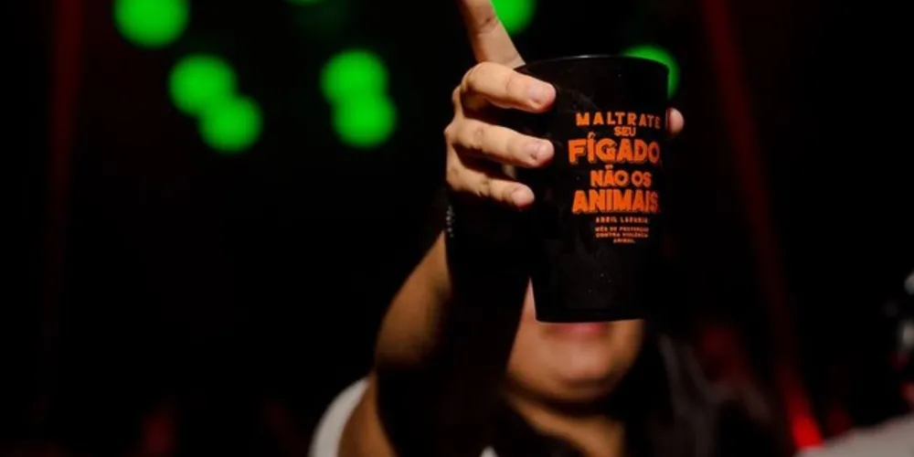 Campanha faz parte do ‘Abril Laranja’ e 30% do valor das vendas dos novos copos sustentáveis da casa noturna serão destinados para SOS Bichos e Canil Lar

