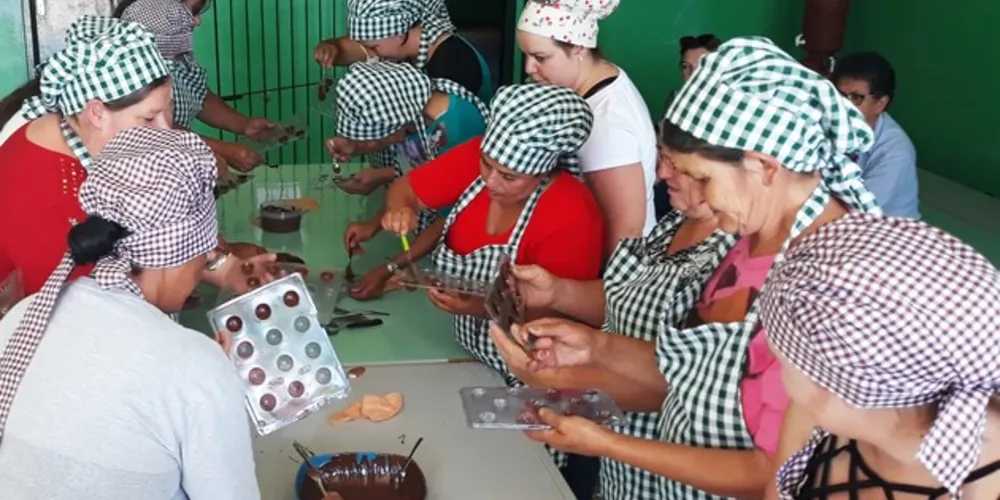 Moradoras aprenderam a fazer ovos de chocolate, bombons e trufas