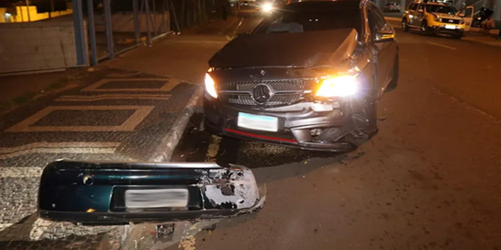 Com o impacto, carro foi jogado em poste e duas pessoas ficaram feridas