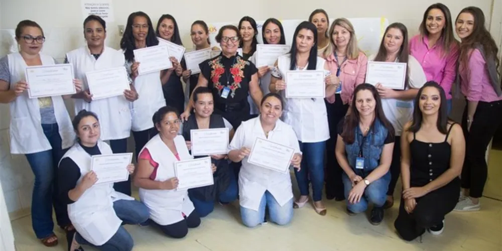 O curso de Designer de Sobrancelhas é um dos 13 ofertados pelo projeto