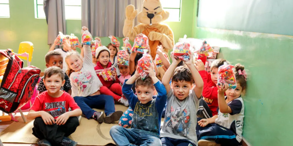 Imagem ilustrativa da imagem Alunos municipais de Tibagi recebem doces de Páscoa