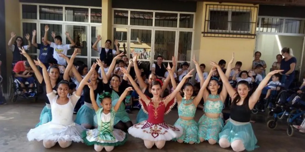 Alunas participam das aulas na Escola Municipal de Dança 