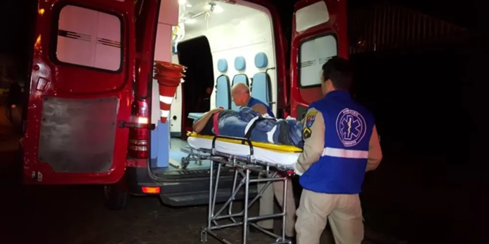 Com suspeita de fratura no fêmur, motociclista foi levado até o Hospital Regional