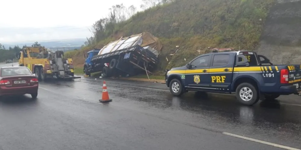 Mulher ficou presa embaixo do rodado traseiro do caminhão