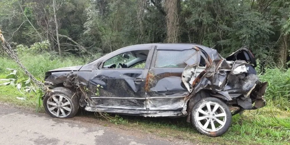 Veículo rodou, saiu de pista e bateu contra árvores na BR-376