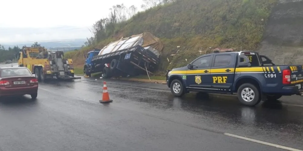 Mulher foi ejetada do caminhão e ficou presa embaixo do rodado traseiro
