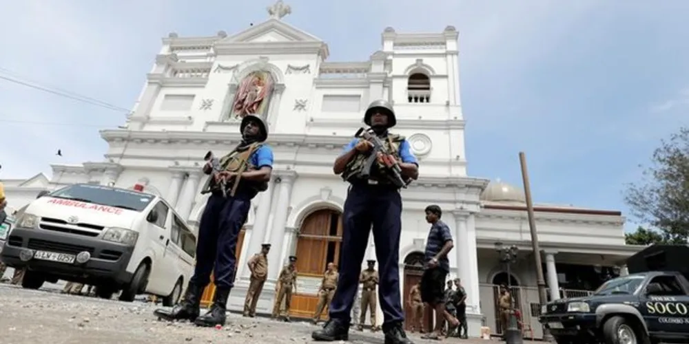 Soldados fazem a segurança da Igreja de Santo Antônio, em Colombo, um dos templos católicos alvo de atentado no domingo