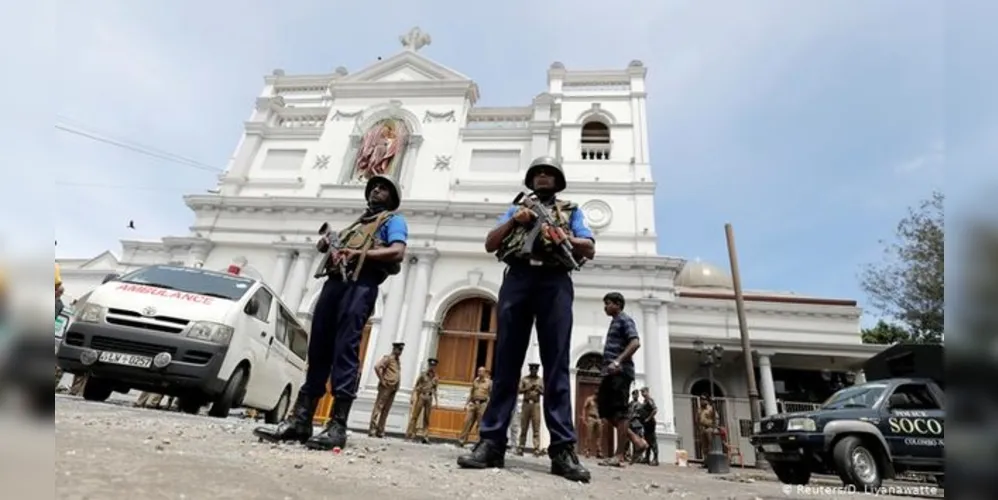 Soldados fazem a segurança da Igreja de Santo Antônio, em Colombo, um dos templos católicos alvo de atentado no domingo