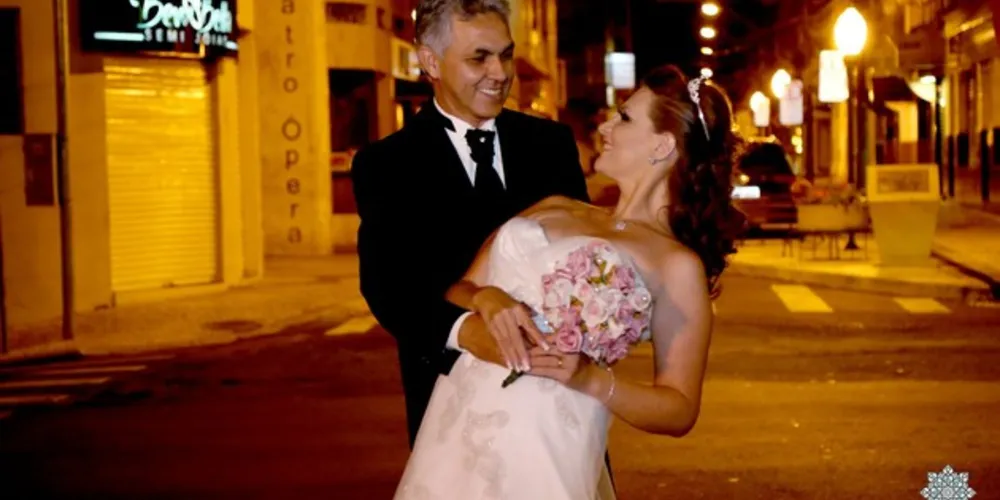 MATRIMÔNIO - Numa cerimônia de muito glamour, o jornalista Mário Martins e a professora e psicanalista Marlise Beatriz Carneiro Ribas, trocaram as alianças para a mão esquerda. O casamento  aconteceu no último sábado (20), no conceituadíssimo Buffet Hamilton Alves Pinto.