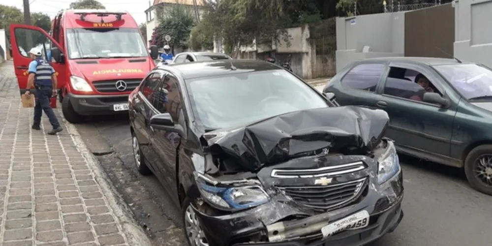 A moça que estava no veículo que foi atingido na traseira teve apenas ferimentos leves