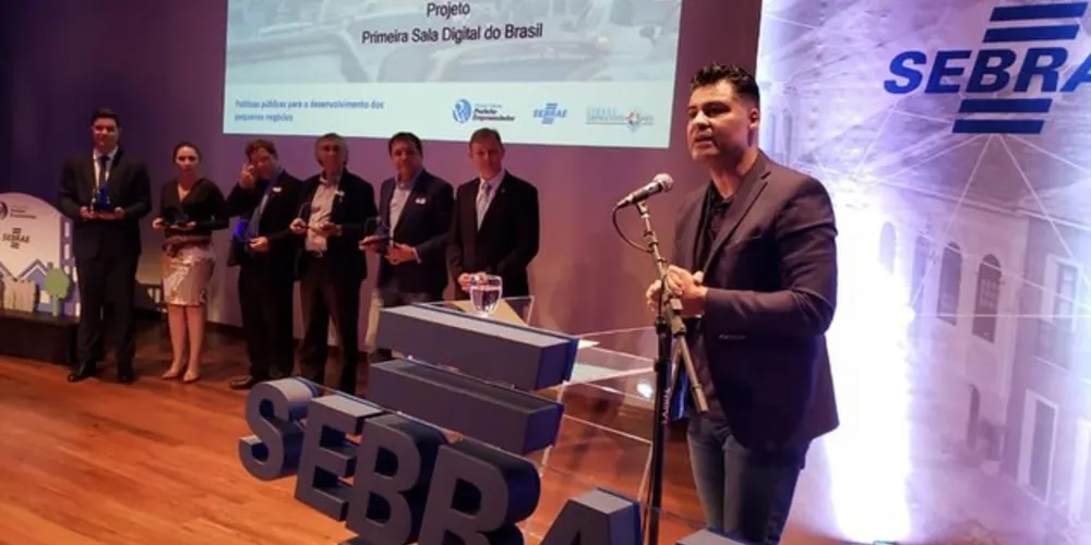 Prefeito de Ponta Grossa recebeu a premiação na categoria "Política Públicas para o Desenvolvimento dos Pequenos Negócios"