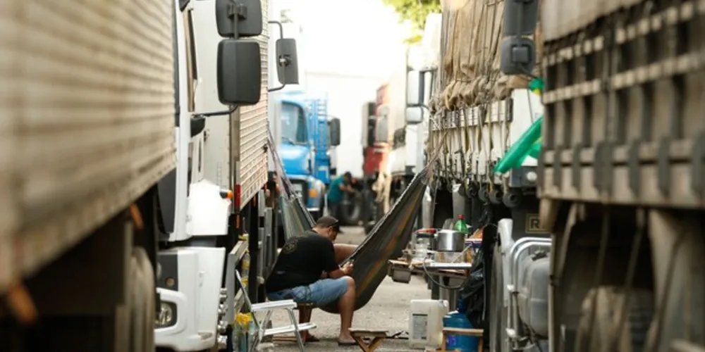 Imagem ilustrativa da imagem Caminhoneiros descartam greve após reunião