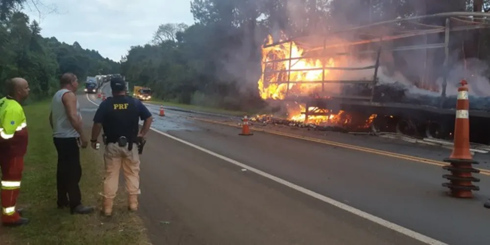 Veículo ficou completamente destruído, mas o motorista escapou ileso.