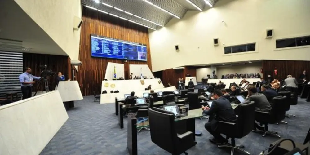 A sessão de hoje foi marcada por debates e uma série de pronunciamentos