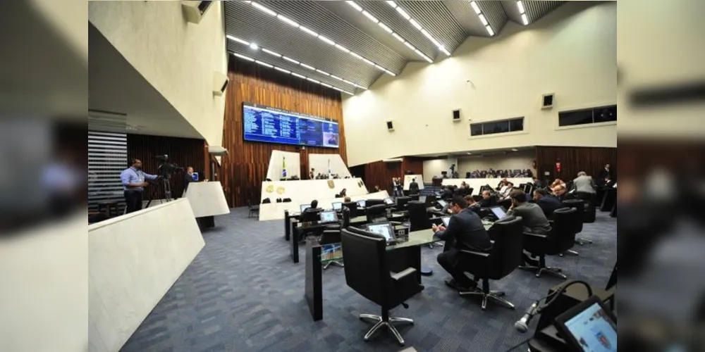 A sessão de hoje foi marcada por debates e uma série de pronunciamentos