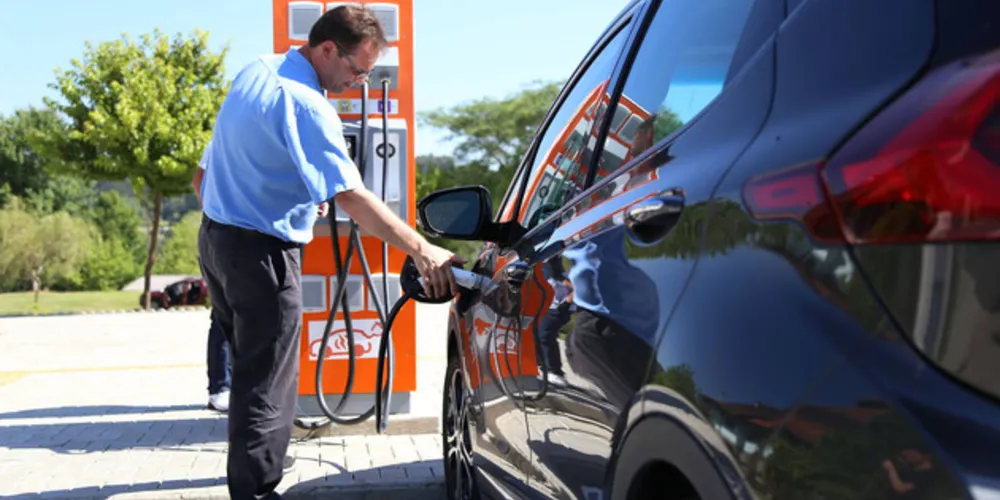 Atualmente, o Paraná tem 275 veículos elétricos, o que representa 0,003% de uma frota de 7.237.593 carros, motocicletas, ônibus e caminhões, e ainda é dependente dos veículos movidos a combustíveis fósseis
