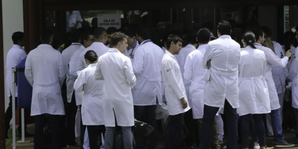 Representantes de entidades e consultores especialistas das áreas de bioética, filosofia, ética médica e direito estavam presentes durante discussões