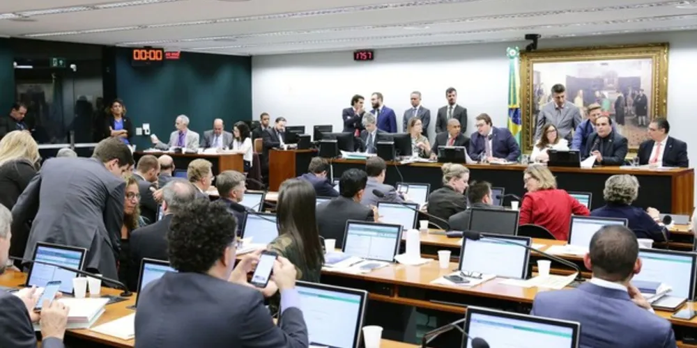  Câmara dos Deputados aprovou na noite dessa terça-feira (23), por um placar de 48 votos a 18