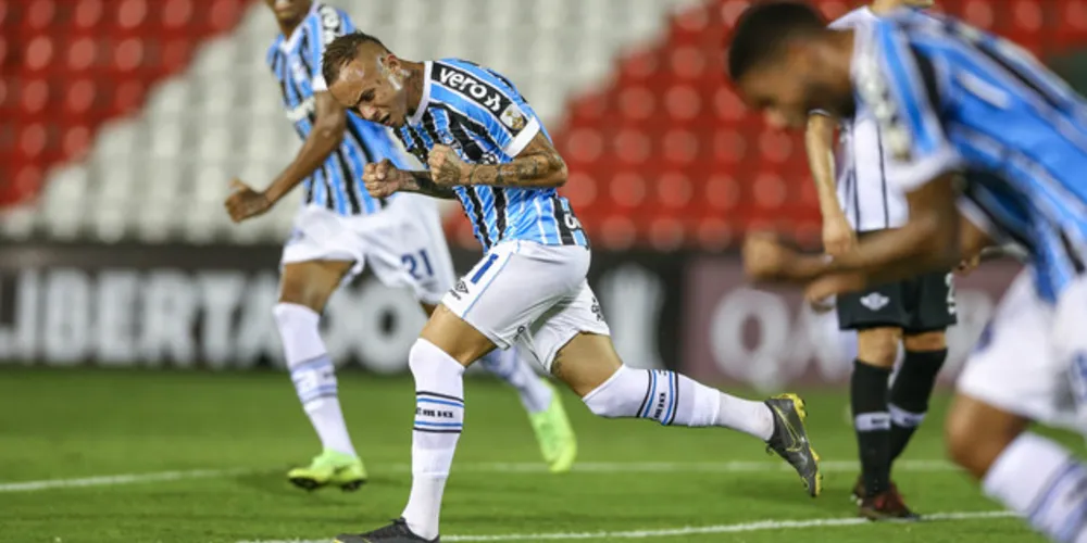 Com dois gols de Everton, Tricolor superou os paraguaios