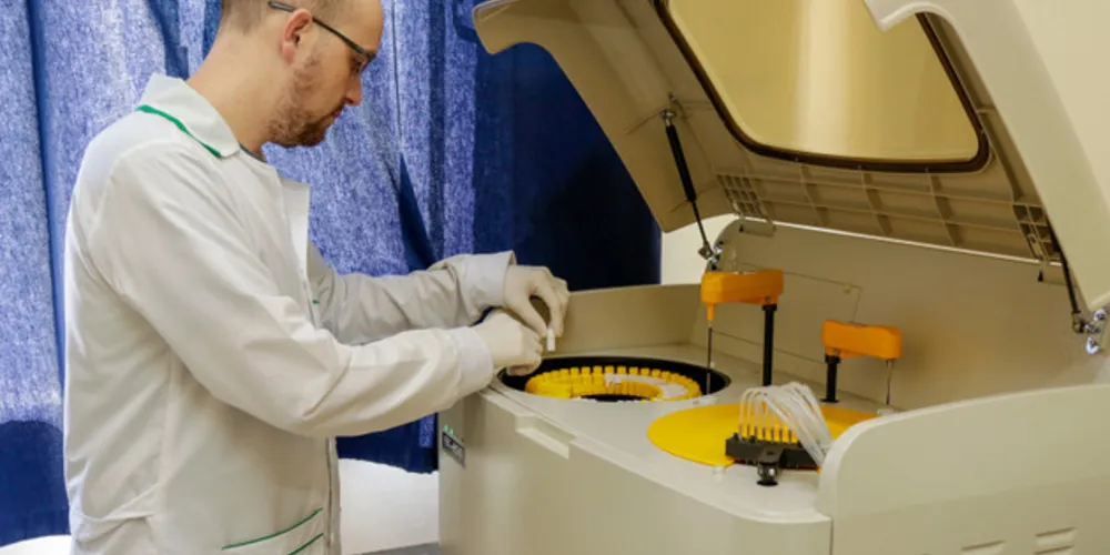 Foi adquirido um novo analisador bioquímico automatizado e a contratação de mais um farmacêutico